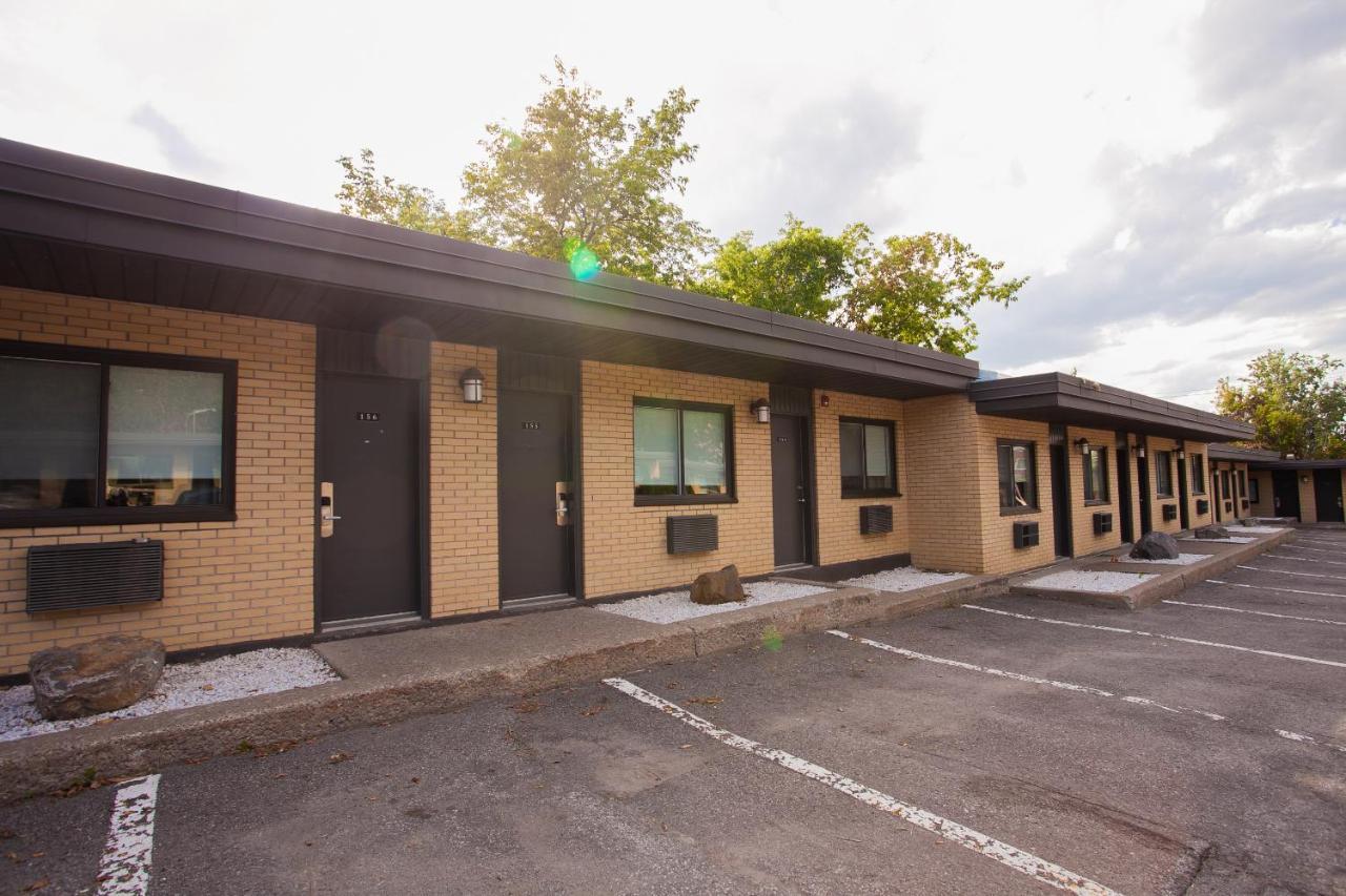 Motel Newstar Laval Exterior photo